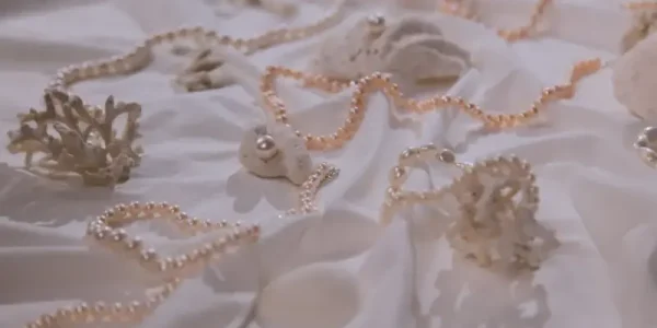 Modne naszyjniki z perłą na każdą okazję